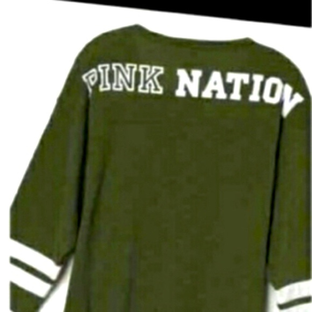 Women’s green pink quarter cut long sleeve shirt.